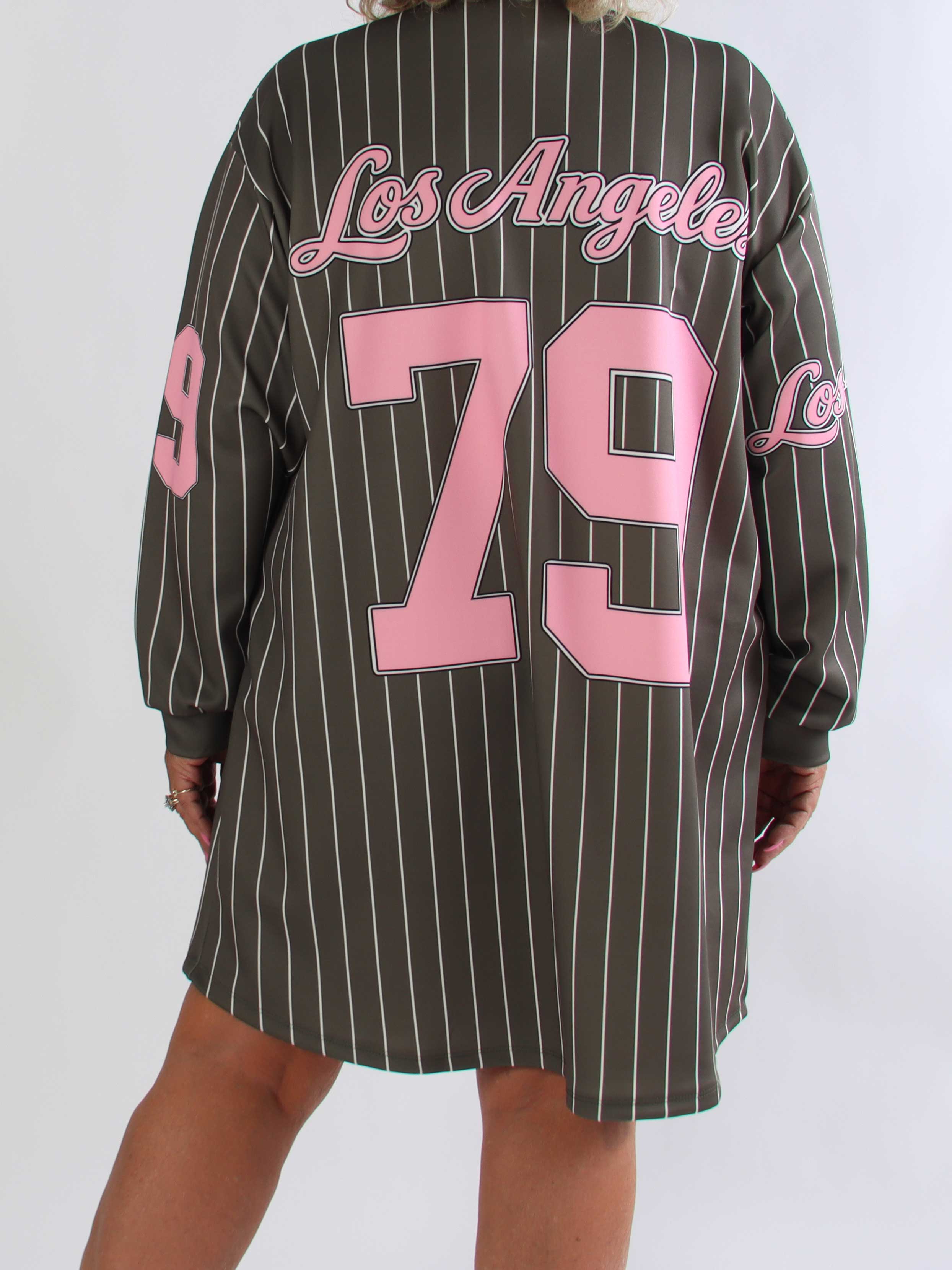 Andrea Long Sleeve - Plus size kjole i viskoseblanding med sporty baseball-inspireret design